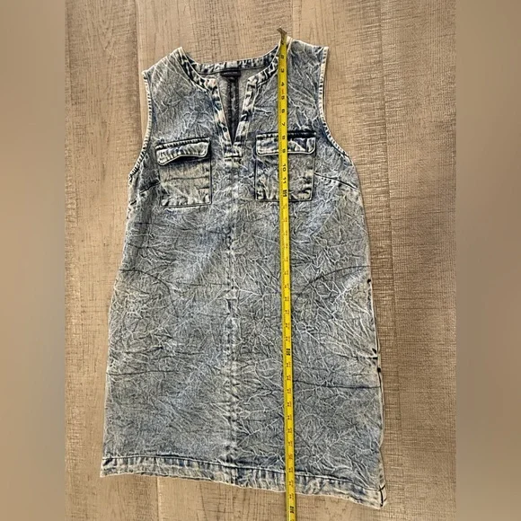 Who What Wear Distressed Denim Midi Dress with Pockets Size Medium - Picture 8 of 13
